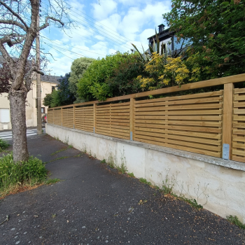 Pose d’une palissade en bois sur muret existant