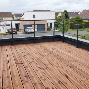 Terrasse bois avec gardes-corps aluminium à Douvres-la-Délivrande